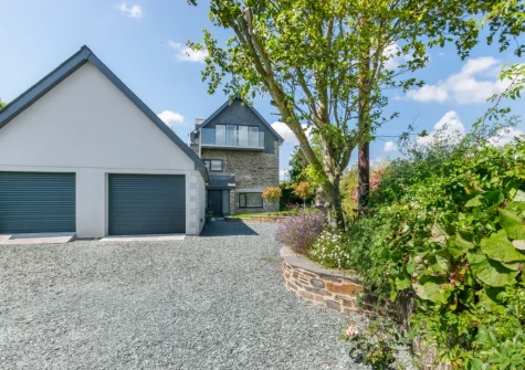 Coachmans is a spacious, light and airy cottage-style property sleeping ten in a quiet rural setting