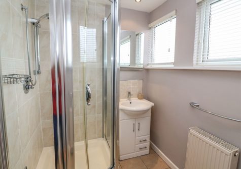 Bedroom #1 en-suite at Coastman's Nest, Trenance