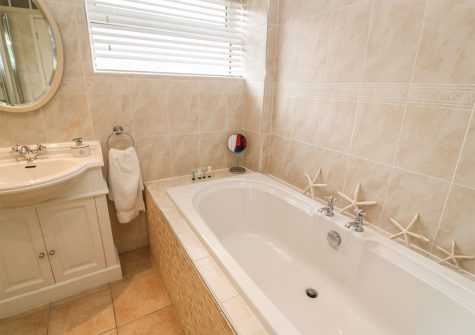 The bathroom at Coastman's Nest, Trenance