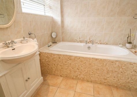 The bathroom at Coastman's Nest, Trenance