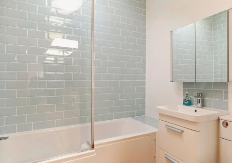 The bathroom at Cockle Cottage, Appledore