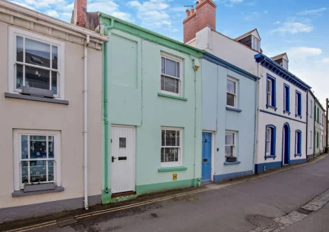Cockle Cottage is a pretty cottage located in Appledore's most photographed street, a stone's throw from the quayside