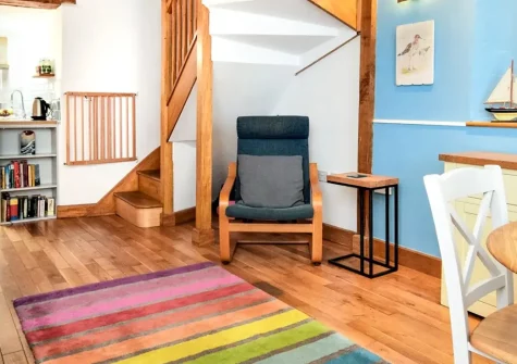 Cockle Cottage, Appledore is a charming 2-bedroom retreat nestled in the town's most photographed street. Enjoy coastal character, contemporary comforts, and a sunny courtyard garden, just steps from the bustling quayside and galleries.