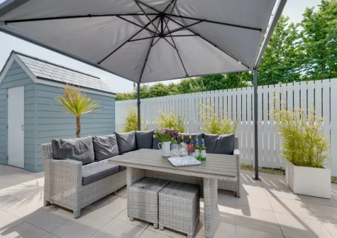 The patio, barbecue & alfresco dining area at Coco Beach, Westward Ho!