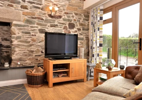 Colcharton Old Forge, Gulworthy is a lovely 1-bedroom barn conversion with stunning countryside views, perfect for couples. Nestled on a 300-acre cattle and sheep farm, this restored granite detached barn offers easy access to Dartmoor National Park.