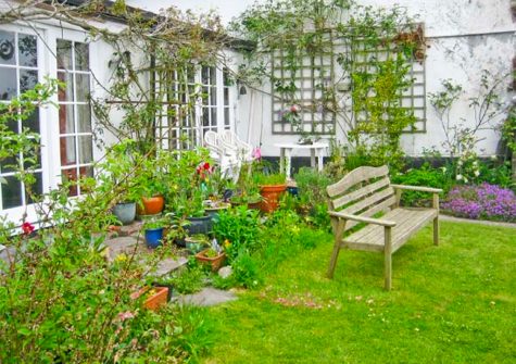The outdoor patio & garden at Coles Cottage, Derriton
