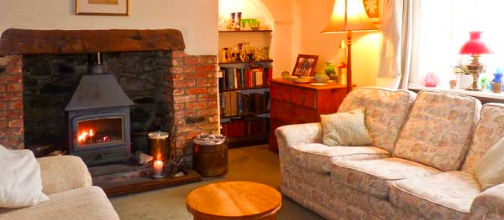 Coles Cottage is a 17th century cottage near Holsworthy with four bedrooms, a spacious sitting room with woodburner, dining room with piano and fully-equipped kitchen. The flower-filled gardens are delightful for sitting outside. Off-road parking.