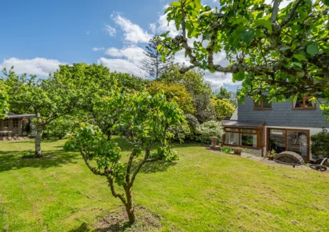 The lawned garden at Coliza Farm, St Mewan