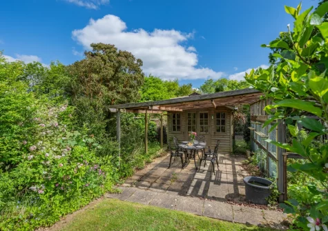 The covered alfresco dining area & lawned garden at Coliza Farm, St Mewan