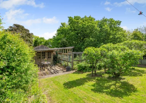 The covered alfresco dining area & lawned garden at Coliza Farm, St Mewan
