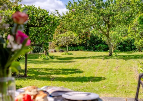 The covered alfresco dining area & lawned garden at Coliza Farm, St Mewan