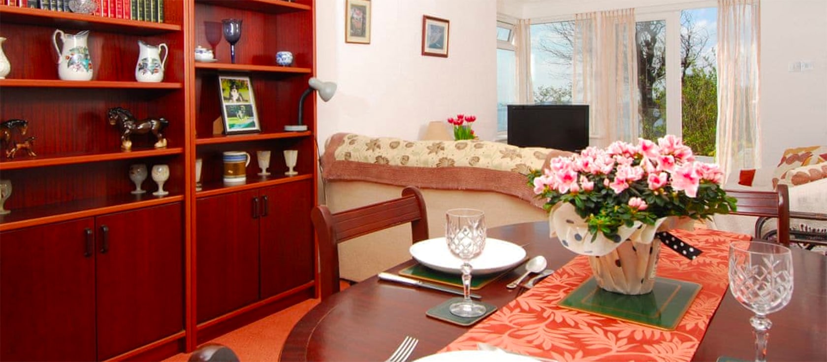 Collingwood is a 4-star annex set in beautiful south facing gardens which boast panoramic views over the beautiful Babbacombe Bay. The spacious lounge, situated at the rear of the property has fantastic views over the gardens and out to sea.