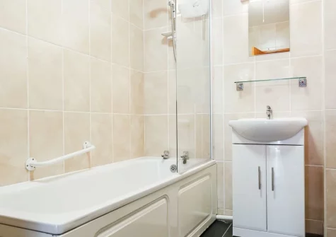 The bathroom at Columbia at Ashcombe Cottages, Ashcombe