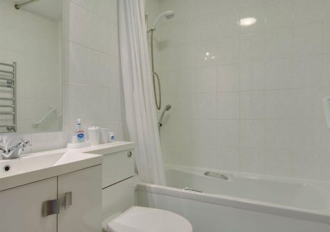 The bathroom at Columbine Cottage, Poughill
