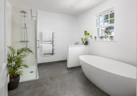 The bathroom at Coombe Rise, Poughill