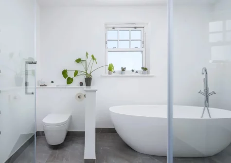 The bathroom at Coombe Rise, Poughill