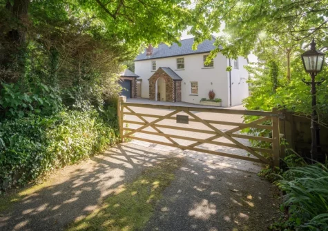 Coombe Rise is a stunning mix of contemporary luxury design alongside beautiful period features & style