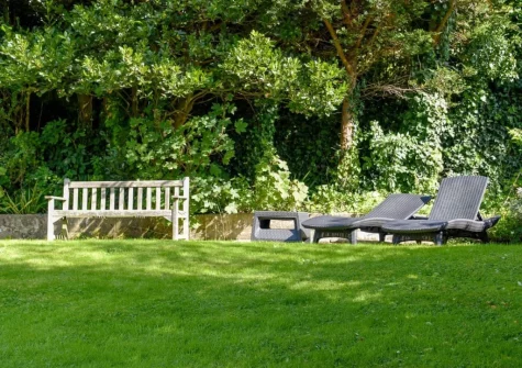 The lawned garden & outdoor sitting area at Copperfield, Bideford