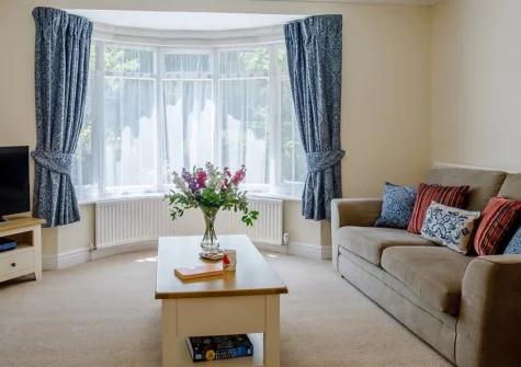 Corfu Cottage, Dawlish is a cosy three-bedroom home in Devon with a lovely garden, modern amenities, and near beautiful beaches. Ideal for exploring the South West Coast Path and the English Riviera, it's close to shops, cafes, restaurants, and pubs.