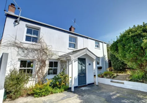 Corner Cottage is a beautifully decorated & comfortable cottage with room for all the family to relax whatever the season