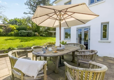 The patio, barbecue, alfresco dining area & garden at Court Barton Farm, South Huish