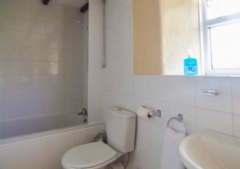The bathroom at Court Cottage, Holsworthy