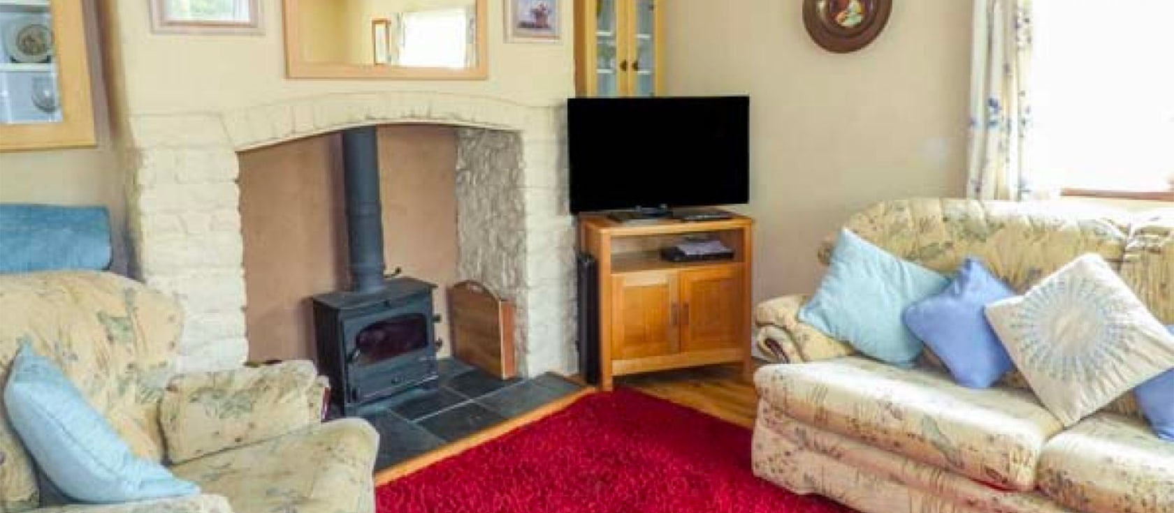 Court Cottage, Holsworthy is a peaceful country cottage with three bedrooms and off-road parking. Enjoy the pleasant open-plan sitting room with old beams and cosy woodburner. Relax in the orchard while children and pets play or head to Bude beaches.