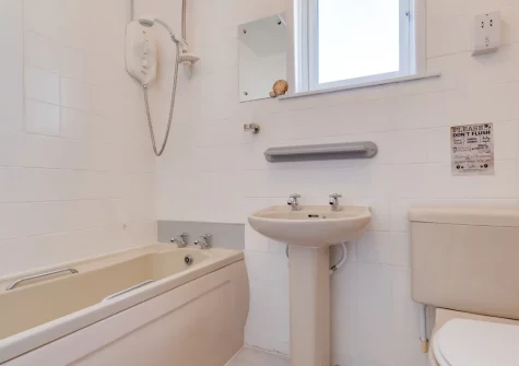 The bathroom at Coverack Cottage, St Keverne