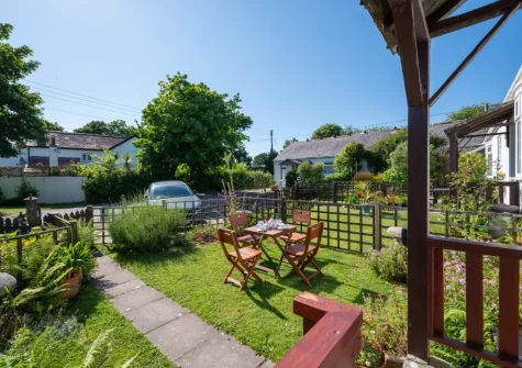 The enclosed gard & alfresco dining area at Coverack Cottage, St Keverne