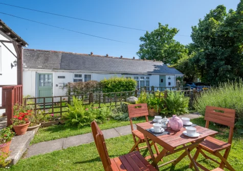 The enclosed gard & alfresco dining area at Coverack Cottage, St Keverne