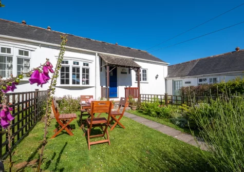 The enclosed gard & alfresco dining area at Coverack Cottage, St Keverne