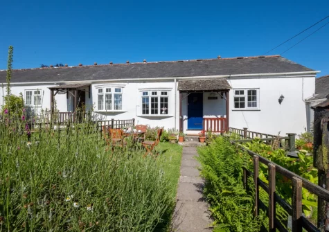Coverack Cottage is a delightful single-storey cottage, perfect for keen walkers & cyclists exploring the Lizard Peninsula
