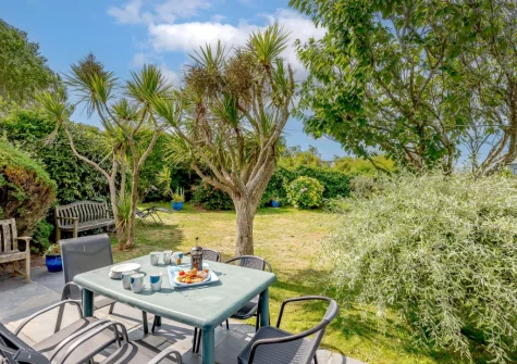The patio, barbecue, alfresco dining area & lawned garden at Cowries, Constantine Bay