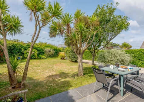 The patio, barbecue, alfresco dining area & lawned garden at Cowries, Constantine Bay