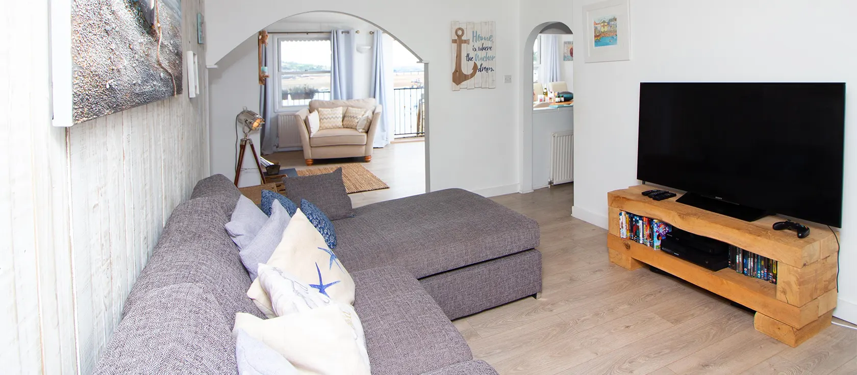 Crab Shack Apartments, Teignmouth is a superb three bedroom, two bathroom apartment for six with quirky furnishings, woodburner & balcony overlooking estuary, beach & boats. Gourmet seafood restaurants abound along with shops & watersports.