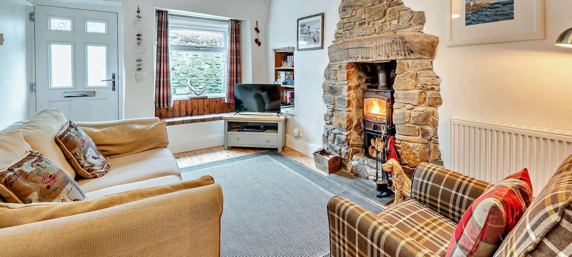 Crabapple, Appledore is a charming 3-bedroom fisherman's cottage with stunning river views and spacious enclosed garden. Explore cobbled streets, nearby surfing beaches, and North Devon's coastal treasures from this delightful retreat.