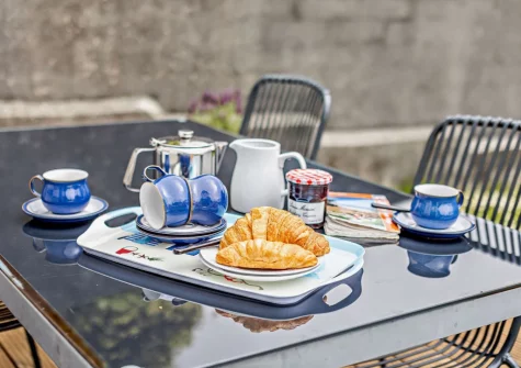 The decked patio & alfresco dining area at Crabbe Cottage, Poughill