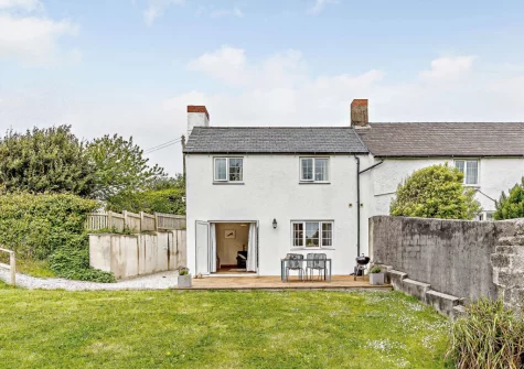 The decked patio, barbecue, alfresco dining area & enclosed garden at Crabbe Cottage, Poughill