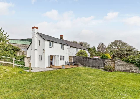 The decked patio, barbecue, alfresco dining area & enclosed garden at Crabbe Cottage, Poughill