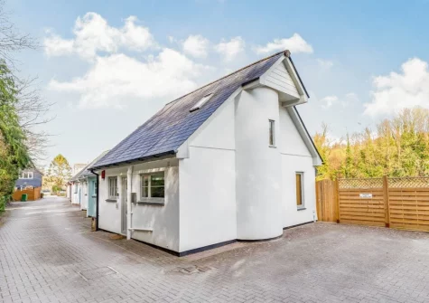 Creekside is a a semi-detached holiday home tucked away in a wooded valley at the head of a tidal creek running up from the Camel River