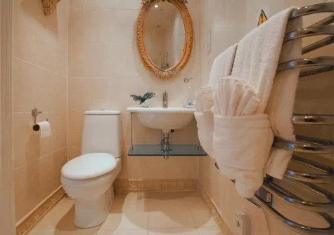 The bathroom at Crescent Lookout, Torquay