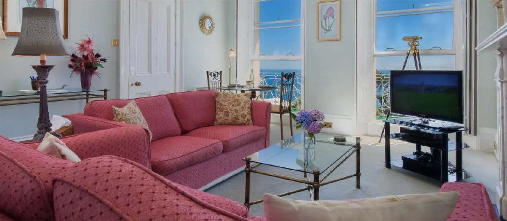 Crescent Lookout, Torquay is a luxuriously appointed one bedroom apartment on The Crescent with balcony & panoramic views across Torbay. Original features, designer decor & furnishings fill each elegant room. Walk to Meadfoot Beach.