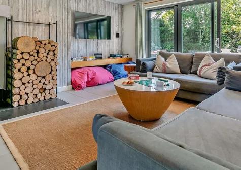 Crigmorrick, Trevone is a luminous house perfect for families, offering spacious comfort near Trevone Beach. With three flexible bedrooms, stunning views, and outdoor spaces, it's ideal for discovering the dramatic Cornish coast and seaside ventures.