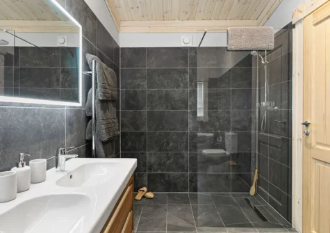 The en-suite bathroom at Croftner, Great Field Lodges, Braunton