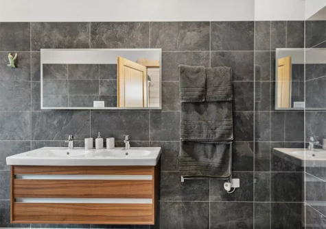 The en-suite bathroom at Croftner, Great Field Lodges, Braunton