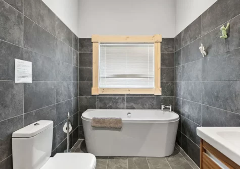 The en-suite bathroom at Croftner, Great Field Lodges, Braunton
