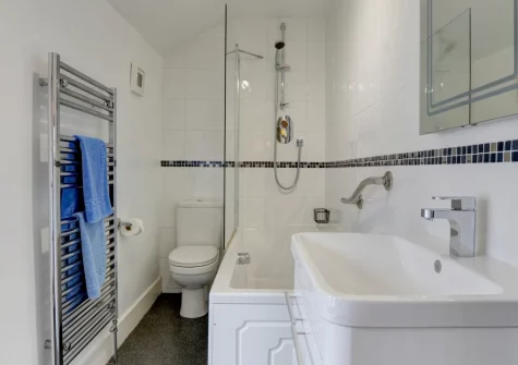 The bathroom at Cross Farm Cottage, Braunton