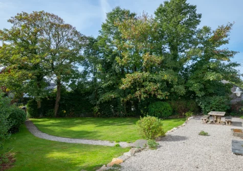 The patio, alfresco dining area & lawned garden at Cross House, St Issey