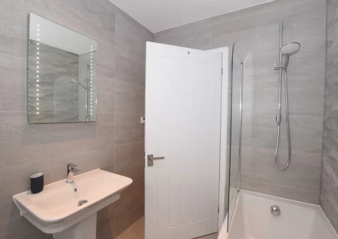 The bathroom at Curlew, Cotmore