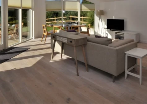 Curlew, Cotmore is a beautifully furnished three-bedroom lodge set in an Area of Outstanding Natural Beauty, featuring a huge enclosed garden, contemporary interiors with underfloor heating, and superb access to the stunning South Hams coastline.